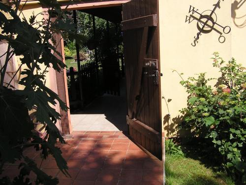 an open door to a house with a brick walkway at Peeneurlaub in Lassan