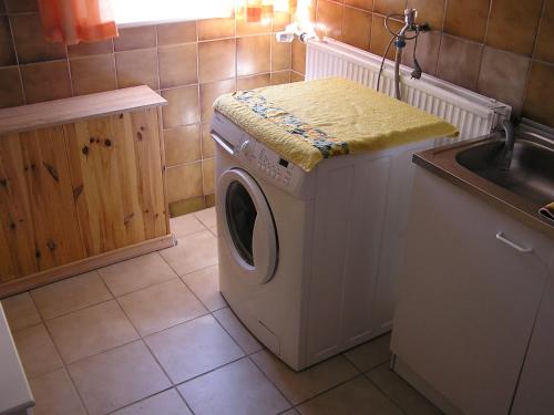 a washing machine in a kitchen next to a sink at Peeneurlaub in Lassan