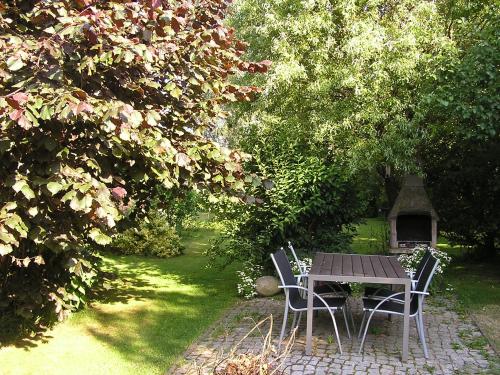 a wooden table and chairs in a garden at Peeneurlaub in Lassan