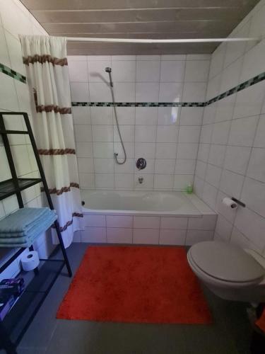 y baño con bañera, aseo y ducha. en Ferienwohnung Forsthaus, en Bad Grönenbach