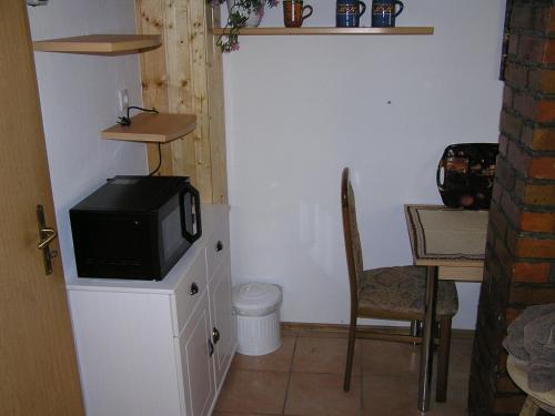 a room with a tv on top of a cabinet at Peeneurlaub in Lassan