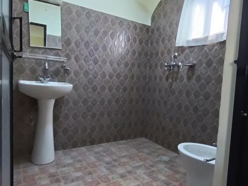 Pokhara Cottageにあるバスルーム