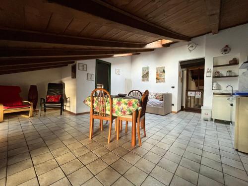 eine Küche und ein Esszimmer mit einem Tisch und Stühlen in der Unterkunft Ca’ Adele in Morbegno
