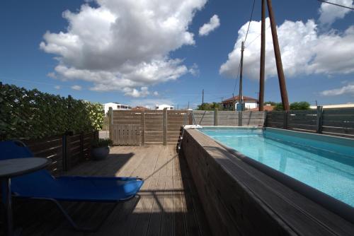 Bazén v ubytování Dolce Vita Apartments - Spacious Renovated Apartments with Unique Decor Perfect for 4 in Laganas Ideal for Fun and Relaxation By Villa Mana Gers nebo v jeho okolí