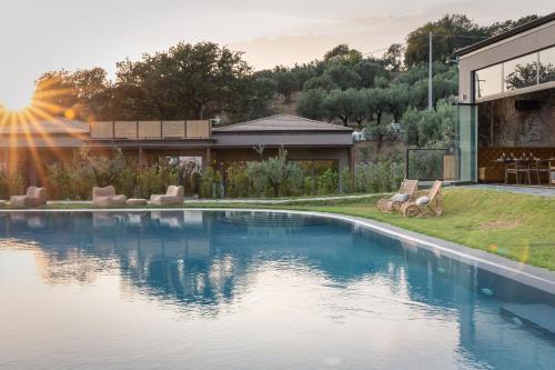 Bazén v ubytování Hang Loose Cottage Hotel & Resort 4 stelle Gizzeria Calabria nebo v jeho okolí