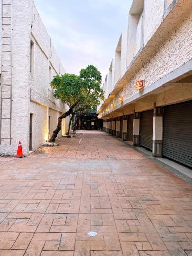 an empty street with a tree in the middle of a building at Region Motel in Lugang