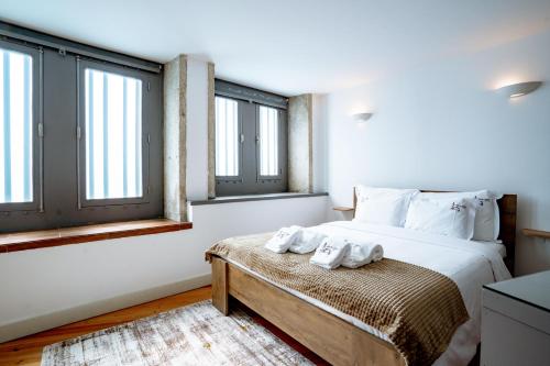 1 dormitorio con 1 cama con 2 toallas en Authentic Porto House, en Oporto