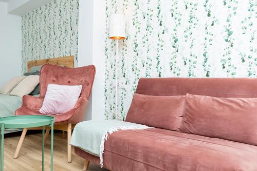 een woonkamer met een bank en een stoel bij Apartamento Rauda 51 B, Granada in Granada