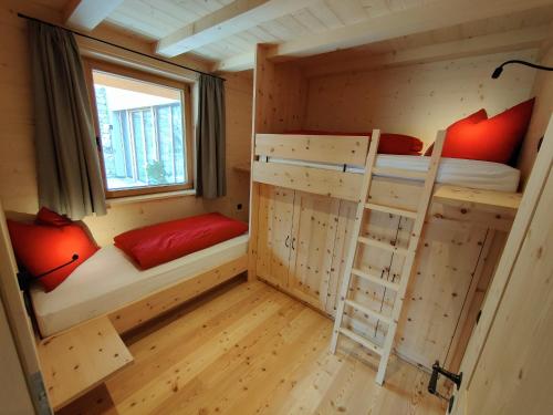 Habitación pequeña con 2 literas y escalera en Ferienhütte Premstlahof - Chalet en Martello