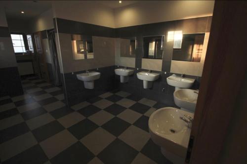 łazienka z 4 umywalkami i 4 toaletami w obiekcie Schronisko PTTK Hala Szrenicka w Szklarskiej Porębie