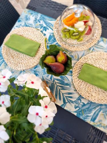 - une table avec des paniers, des fruits et des fleurs dans l'établissement Dimora Sole del Sud, à Ugento