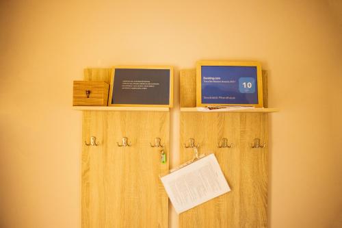 a shelf with two monitors and a computer on it at Vendvidéki Pihenőházak in Felsőszölnök