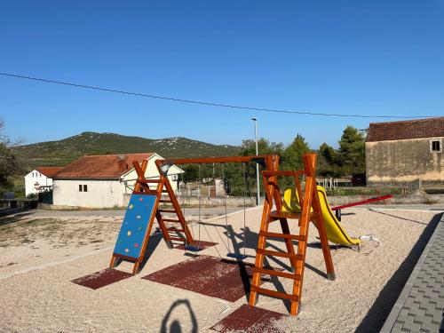 Ο χώρος παιχνιδιού για παιδιά στο Vacation home Ivan