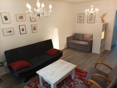 a living room with a couch and a table at Ihan Puotilan Metron lähellä in Helsinki