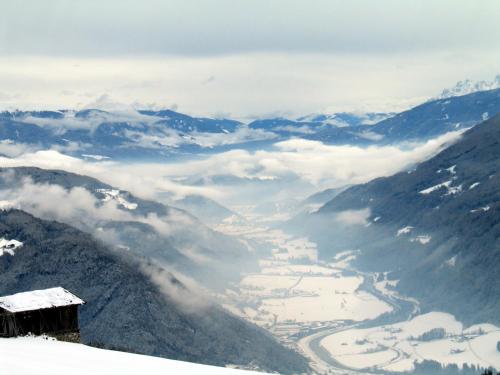 a view of a valley from the top of a mountain at Pitznerhof in Maranza