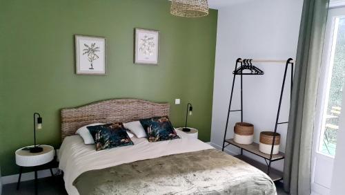 een slaapkamer met een bed met groene muren bij Garibaldi de Calais Fonctionnelle nouvelle rénovation Jardin privé in Calais