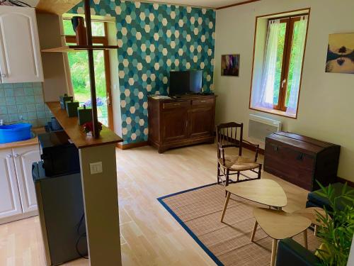 - une cuisine avec une table et deux chaises dans une pièce dans l'établissement Domaine de BOURBACOUP, à Tulle