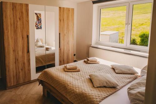 Tempat tidur dalam kamar di Franzis Feriendomizil im Herzgebirge am Skihang