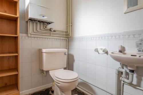a bathroom with a toilet and a sink at 10 MIN to City Centre R2 in Beeston Hill