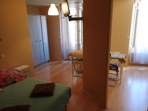Ένα ή περισσότερα κρεβάτια σε δωμάτιο στο LE MODERNE VEYNES - Location d'appartements à la nuitée