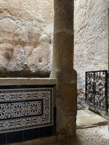a building with a column and a wall with a fence at Hosteria Real de Zamora in Zamora