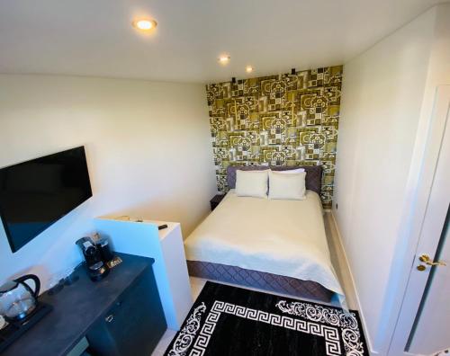 una piccola camera con letto e TV di MMA apartament & sauna 