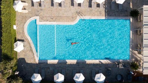 Bazén v ubytování TEREZAS HOTEL nebo v jeho okolí