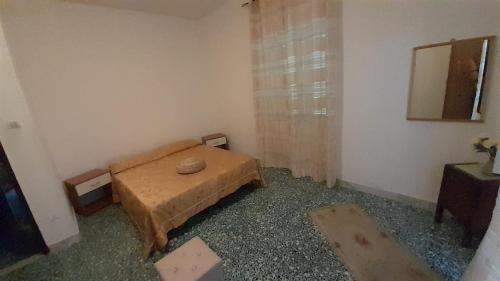 ein kleines Zimmer mit einem Bett und einem Spiegel in der Unterkunft Casa Concetta in Marina di Fuscaldo