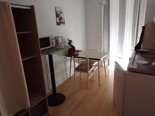 Η κουζίνα ή μικρή κουζίνα στο LE MODERNE VEYNES - Location d'appartements à la nuitée