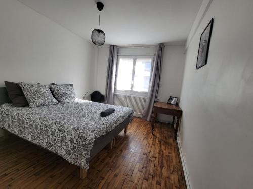 um quarto com uma cama e uma janela em Ker Armand, appartement Thabor proche hyper centre em Rennes