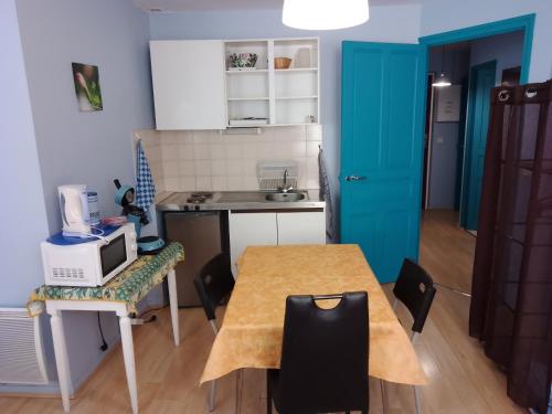 Η κουζίνα ή μικρή κουζίνα στο LE MODERNE VEYNES - Location d'appartements à la nuitée