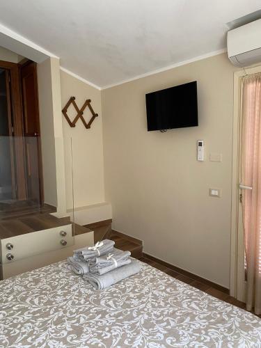 sypialnia z łóżkiem z ręcznikami w obiekcie Chirone Room w mieście Mondello
