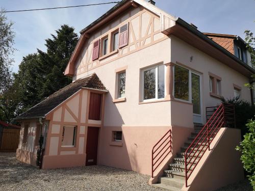 une maison avec un escalier en face de celle-ci dans l'établissement Le logis du mineur Chez Agnès et Joël, à Staffelfelden