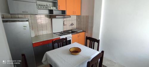 Kuchyň nebo kuchyňský kout v ubytování Apartmani Banatski konak Zrenjanin