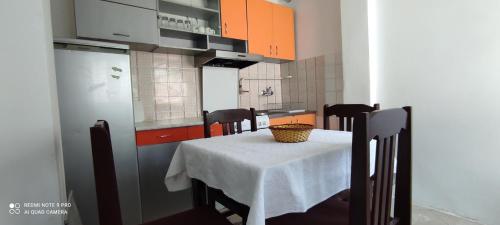 Kuchyň nebo kuchyňský kout v ubytování Apartmani Banatski konak Zrenjanin