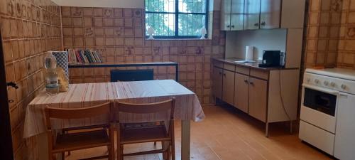 una cocina con mesa y sillas. en Casa Nicola, en Rapone