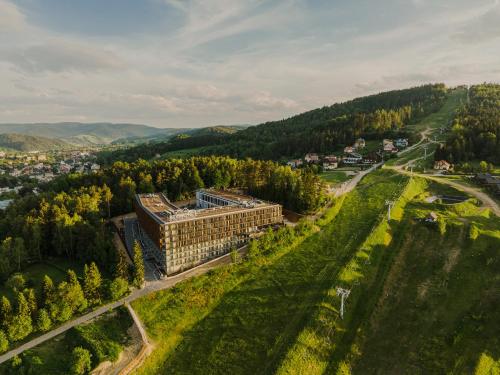 widok z powietrza budynku w polu w obiekcie BELMONTE Hotel Krynica-Zdrój w mieście Krynica Zdrój
