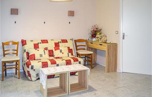 salon z kanapą, stołem i krzesłami w obiekcie 4 Bedroom Cozy Home In La Douze w mieście La Douze