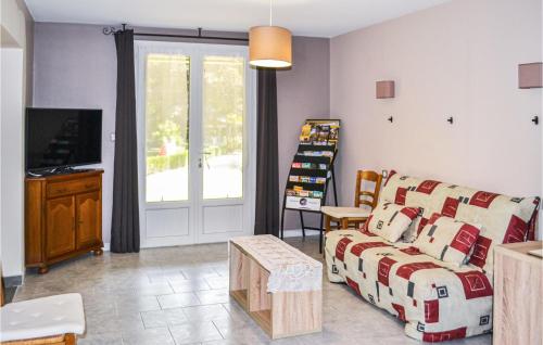 un salon avec un canapé et une télévision dans l'établissement 4 Bedroom Cozy Home In La Douze, à La Douze