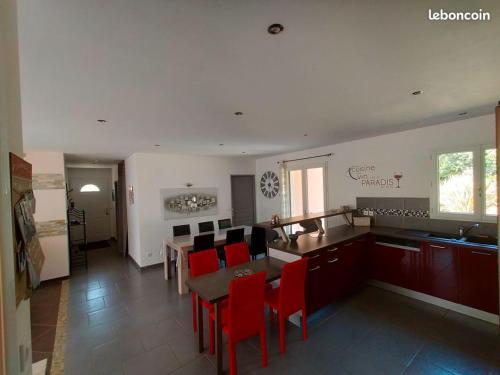 Kuchyňa alebo kuchynka v ubytovaní Maison du rieu 8 personnes