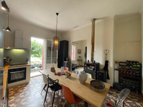 - une cuisine avec une table en bois et une cuisinière dans l'établissement Villa privée Cayan, à Saint-Rémy-de-Provence