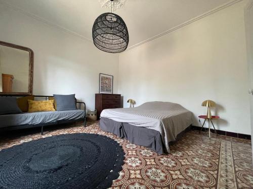 - une chambre avec un lit, un canapé et un tapis dans l'établissement Villa privée Cayan, à Saint-Rémy-de-Provence