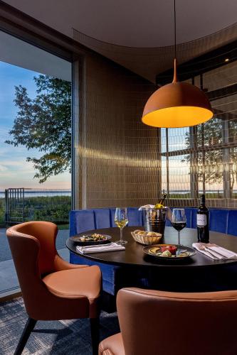 a dining room with a table with two glasses of wine at Hotel Meridian in Chałupy