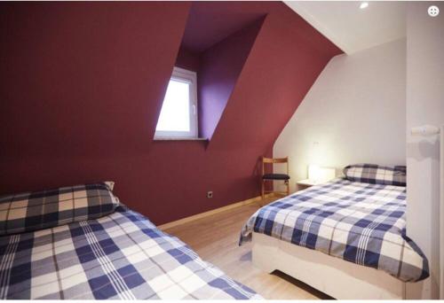 MengerskirchenにあるFerienwohnung Tannen-Apotheke Zweiのベッドルーム(ベッド2台付)が備わる屋根裏部屋です。