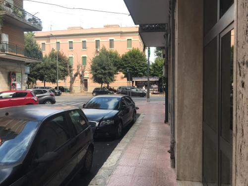 Un par de autos estacionados al lado de una calle en Karina's Rooms en Taranto