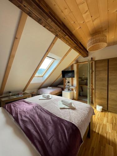 sypialnia z dużym łóżkiem na poddaszu w obiekcie Turistična kmetija Grabnar w Bledzie