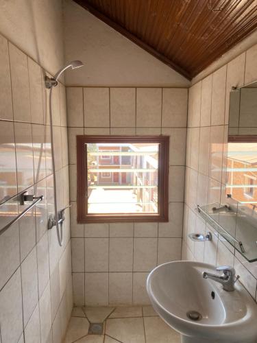 ein Bad mit einem Waschbecken und einem Fenster in der Unterkunft Chambres d'hôtes du lycée Picot de Clorivière dont les revenus financent l'éducation des élèves in Antsirabe