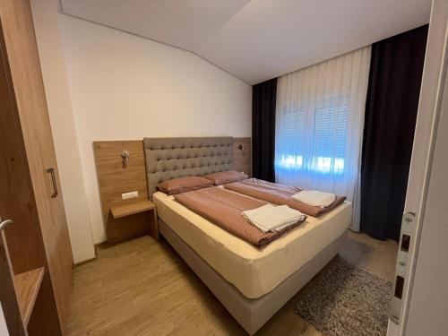 Postel nebo postele na pokoji v ubytování Evita Apartmani Šibovska