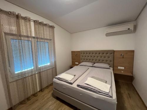 Postel nebo postele na pokoji v ubytování Evita Apartmani Šibovska