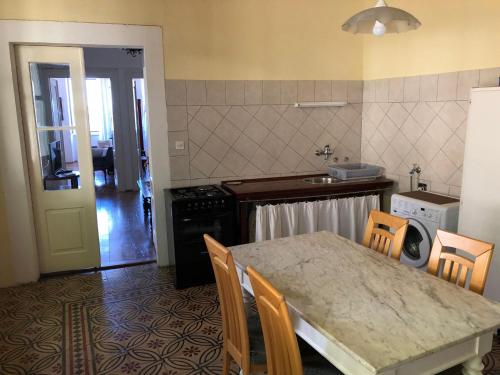 Kuchyň nebo kuchyňský kout v ubytování Apartment Marasovic